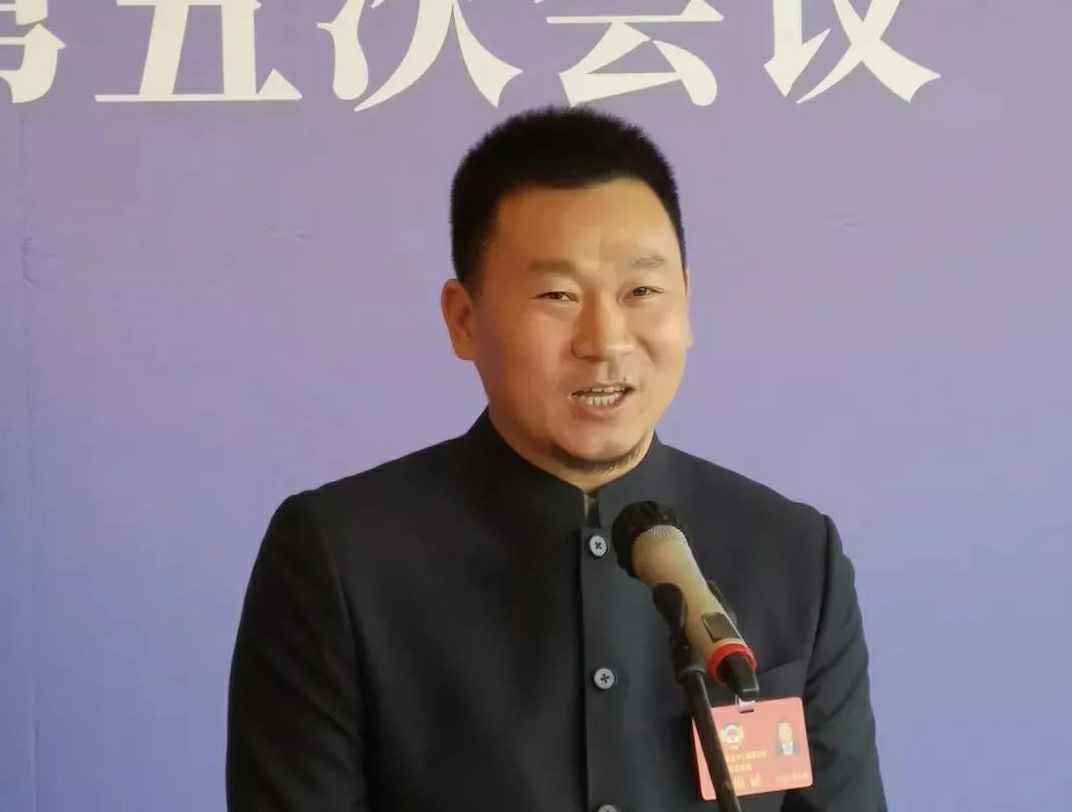 202204221343.jpg 为进一步展示市政协团结、民主、开放、自信的形象,向市民和网友展示政协委员的履职风采,中山市政协十二届五次会议在2月4日上午开幕前开设“委员通道”,市政协委员、珠海熊金食品科研技术有限公司公司总经理陈朝阳走进“委员通道”,回应社会关切的问题。他就如何做好城市应急管理规划的问题进行发言,并回答记者提问。.jpg